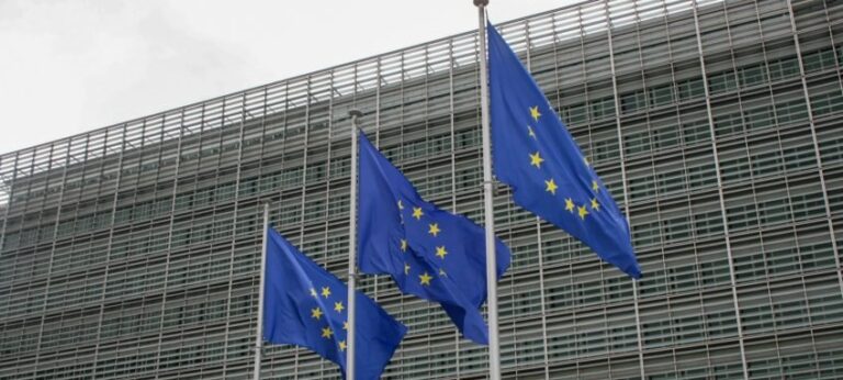 União Europeia fecha acordo preliminar para interromper compra de gás russo até 2027