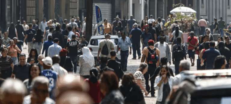 Brasil tem menor índice de pobreza desde 2012 após 8,6 milhões deixarem condição em 2024