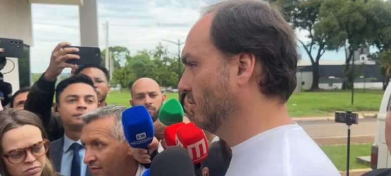 Moraes mantém visita de Carlos Bolsonaro ao pai para quinta-feira e rejeita pedido de mudança