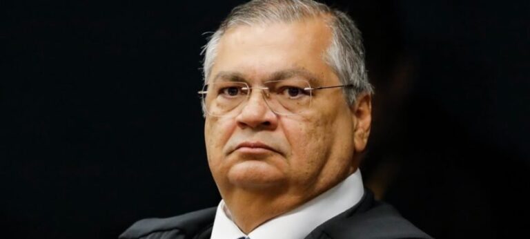 Dino pede revisão da lei após 81 pedidos de impeachment contra ministros do STF