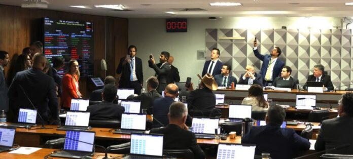 Imagem destacada - CPI do INSS rejeita convocar filho de Lula por 19 votos a 12