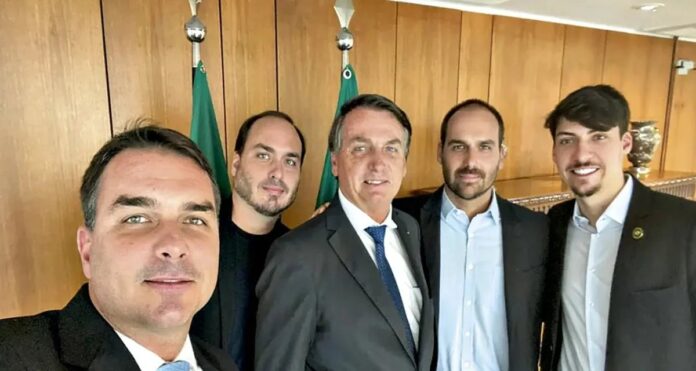 Imagem destacada - Sobrenome Bolsonaro vira principal ativo de Michelle e Flávio para disputa presidencial de 2026, diz coluna