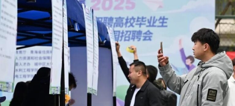 China destina 35,5 bilhões de yuans a programas de emprego subsidiado em 2025