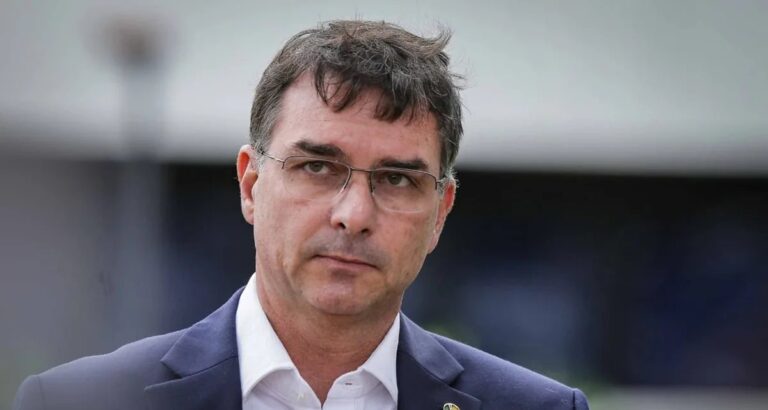 Flávio Bolsonaro confirma escolha do pai para disputar a Presidência em 2026