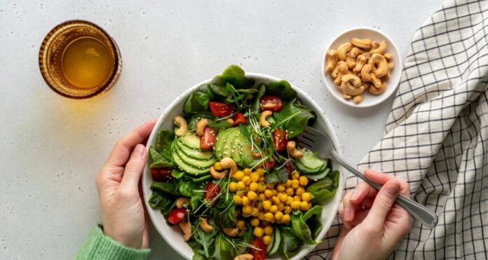 Imagem destacada - Dietas populares nas redes sociais oferecem riscos como ganho de peso e queda de pressão, alertam especialistas