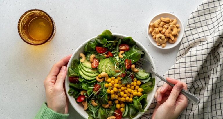 Dietas populares nas redes sociais oferecem riscos como ganho de peso e queda de pressão, alertam especialistas