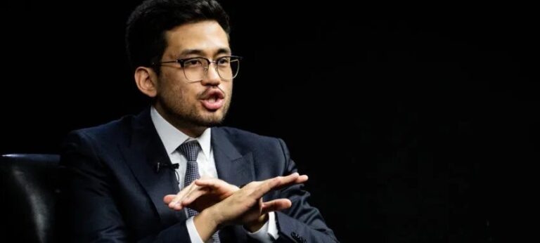 Kataguiri evoca rachadinha e desmaio de 2016 para rechaçar Flávio Bolsonaro