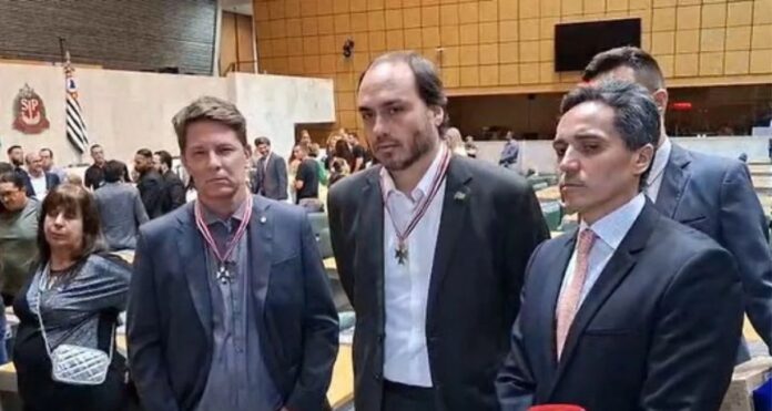 Imagem destacada - Carlos Bolsonaro afirma apoio irrestrito ao irmão Flávio após indicação para disputa presidencial de 2026