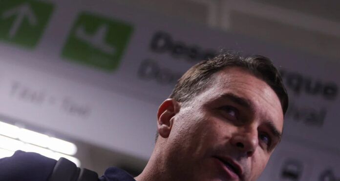 Imagem destacada - Flávio Bolsonaro afirma que candidatura ao Planalto foi acordada com toda a família