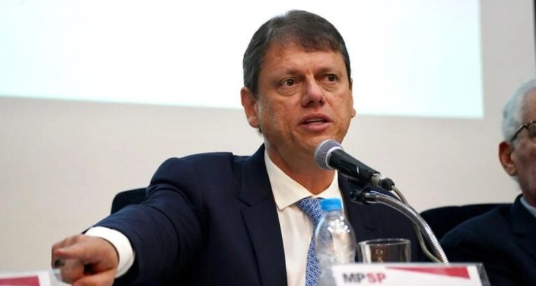 Privatização da Sabesp, pedágios e gafes aumentam pressão sobre Tarcísio de Freitas para 2026