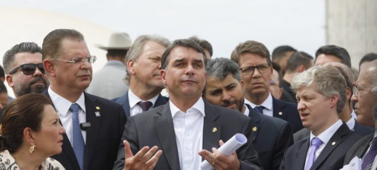 Direita se divide sobre lançamento de Flávio Bolsonaro à Presidência em 2026