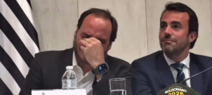 Imagem destacada - Carlos Bolsonaro se emociona em homenagem na Alesp e sai em defesa do pai preso