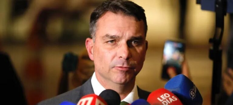 Flávio Bolsonaro pede prioridade para anistia do 8 de Janeiro e diz que candidatura já está definida