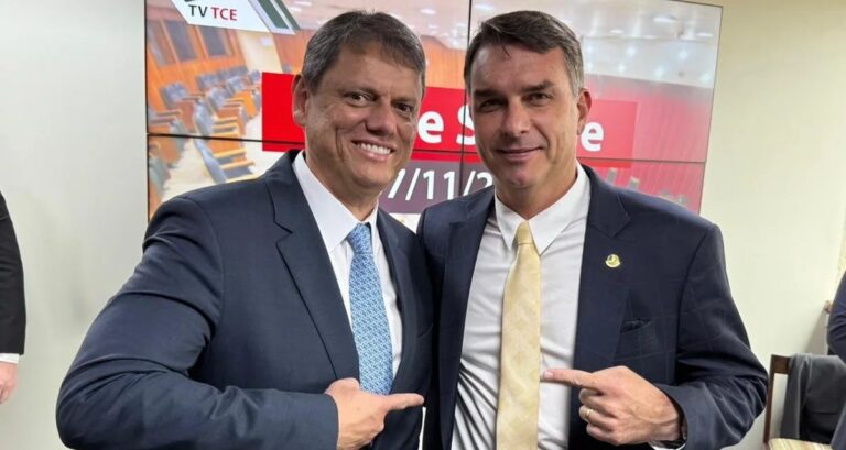 Silêncio de Tarcísio sobre candidatura de Flávio Bolsonaro provoca cobrança de jornalistas