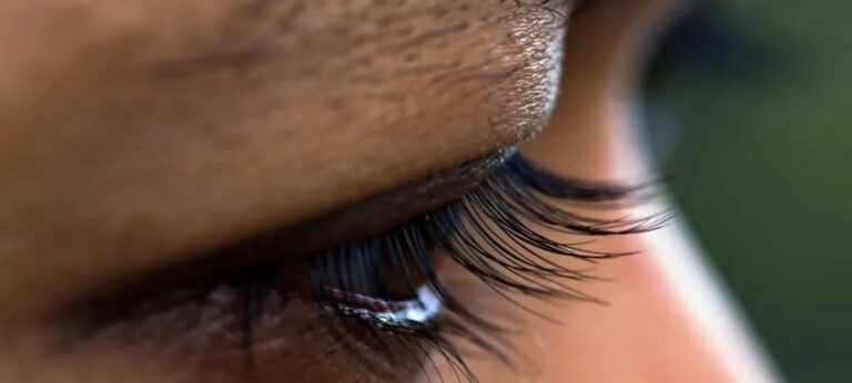 Raspar os cílios vira tendência nas redes sociais e representa risco de lesões oculares, dizem especialistas