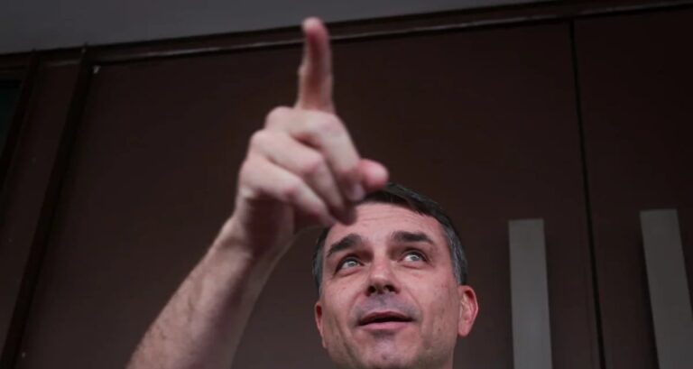 Flávio Bolsonaro admite negociar retirada de pré-candidatura e promete decisão para esta segunda-feira