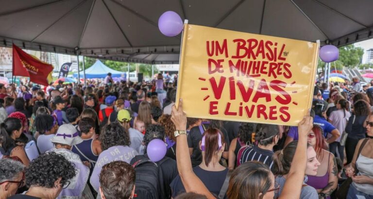 Ato nacional denuncia feminicídios e reúne Janja e ministras em Brasília