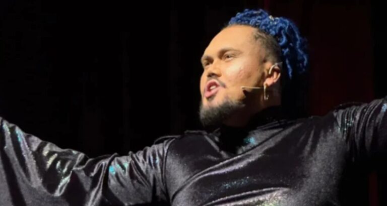 Ator de 25 anos morre após passar mal em estreia de musical em Osasco