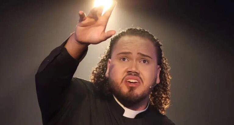 Ator de 25 anos morre no palco durante estreia de musical em Osasco