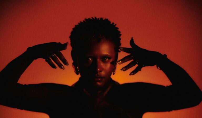 Liniker expõe vulnerabilidade e medo da solidão ao preparar show no Festival Estilo Brasil