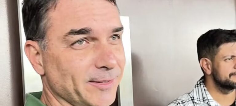 Flávio Bolsonaro soma 100 mil novos seguidores por dia no Instagram, afirma Eduardo