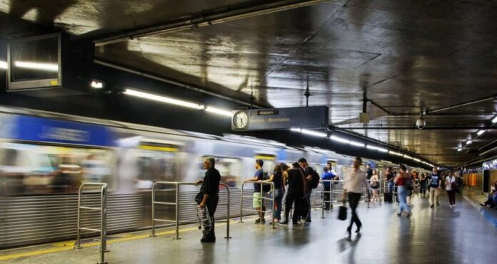 Imagem destacada - Metrô de SP transporta 13,8 mil pessoas na primeira madrugada de operação contínua
