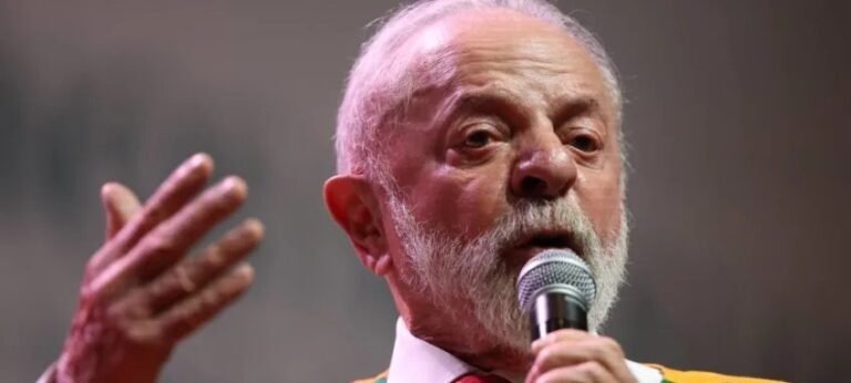 Lula questiona eficácia de tornozeleira para agressores e lembra tentativa de Bolsonaro de remover dispositivo
