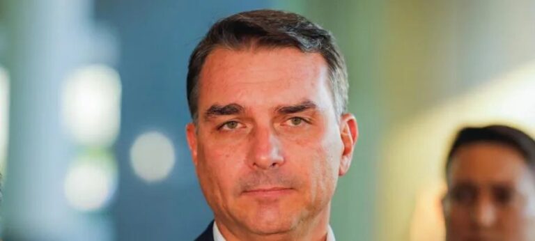 Flávio Bolsonaro afirma que derrota de Lula em 2026 é única saída para livrar o pai da prisão