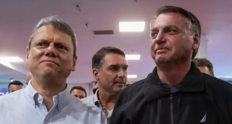 Tarcísio confirma apoio a Flávio Bolsonaro, mas cita possibilidade de outros nomes da direita em 2026