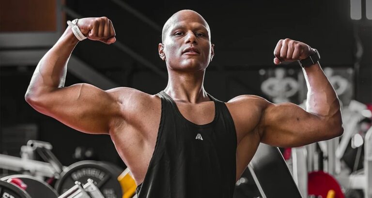 Influenciador de 26 anos morre após dois anos de tratamento contra câncer raro