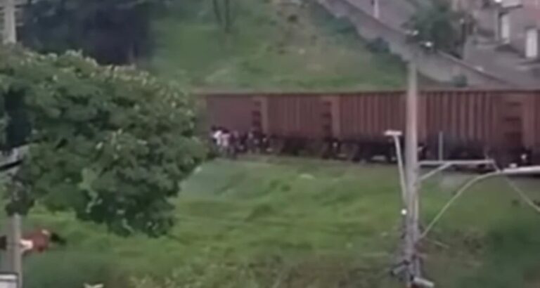 Mulher de 49 anos fica ferida após ser atropelada por trem em Belo Horizonte