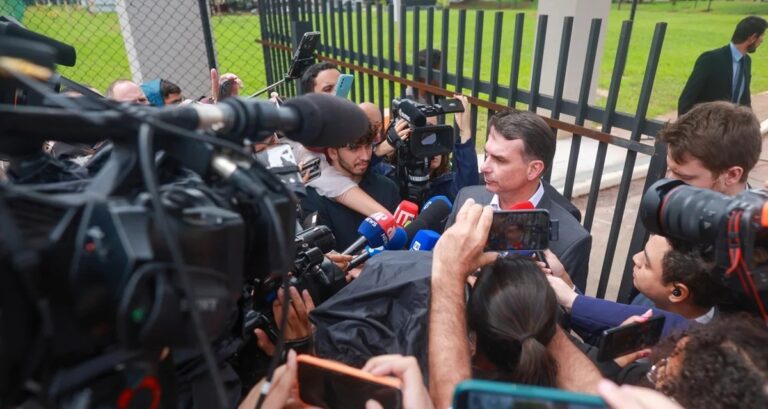 Flávio Bolsonaro evita disputa com Tarcísio e diz que estarão “mais juntos do que nunca”