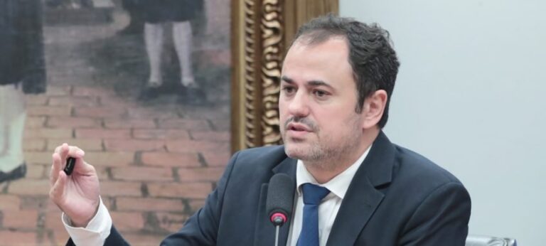 Glauber Braga ocupa cadeira da presidência da Câmara em protesto contra votação de cassação