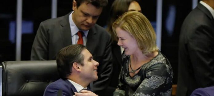 Imagem destacada - Presidente da Câmara não revela votação de projeto que reduz penas por tentativa de golpe durante reunião com ministros de Lula