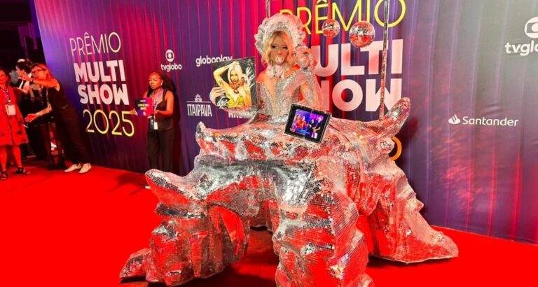 Wenny, irmã de Lexa, chega ao Prêmio Multishow 2025 com chupeta e figurino de 80 kg