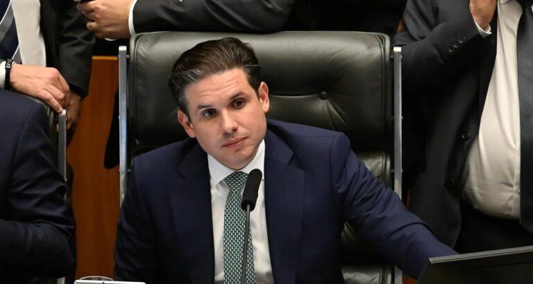 Após tumulto e retirada de Glauber Braga, Câmara vota projeto que reduz penas do 8 de Janeiro