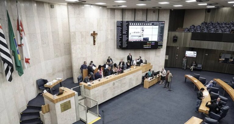 Servidor da Câmara de SP investigado por agressão se aposenta com salário de R$ 21 mil
