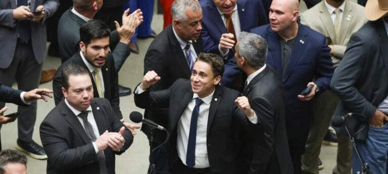 Câmara aprova projeto que corta tempo de prisão de Bolsonaro e de condenados pelo 8 de janeiro