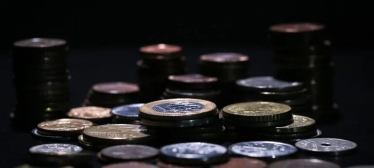 Inflação de novembro fica abaixo do teto, mas economistas pregam cautela