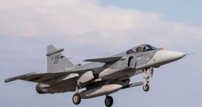 FAB realiza primeiro exercício de tiro aéreo com canhão do caça F-39 Gripen