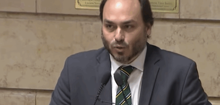 Carlos Bolsonaro renuncia à Câmara do Rio e confirma candidatura ao Senado por Santa Catarina