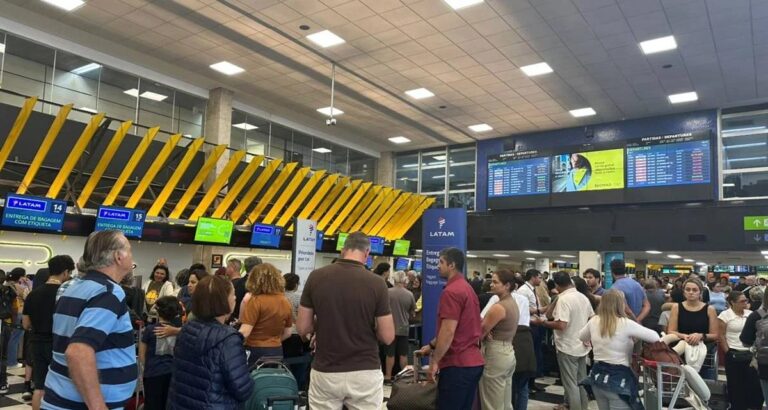 Ciclone causa mais de 200 cancelamentos de voos e provoca filas em aeroportos de São Paulo