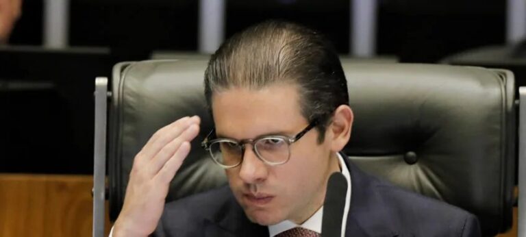 Lindbergh afirma que Hugo Motta está fragilizado e não conta nem com apoio do PL