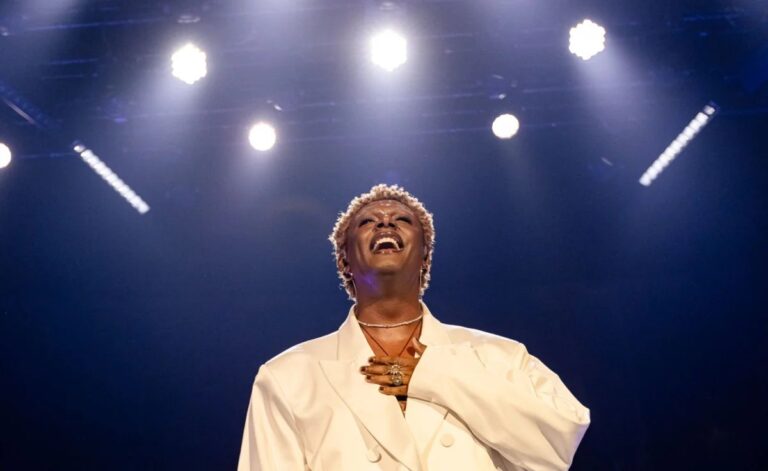 Liniker adia iniciação no candomblé e encerra Festival Estilo Brasil em dezembro