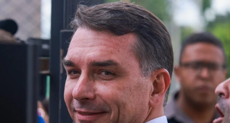 Renúncia de Carlos Bolsonaro levanta questionamentos sobre planos presidenciais de Flávio Bolsonaro