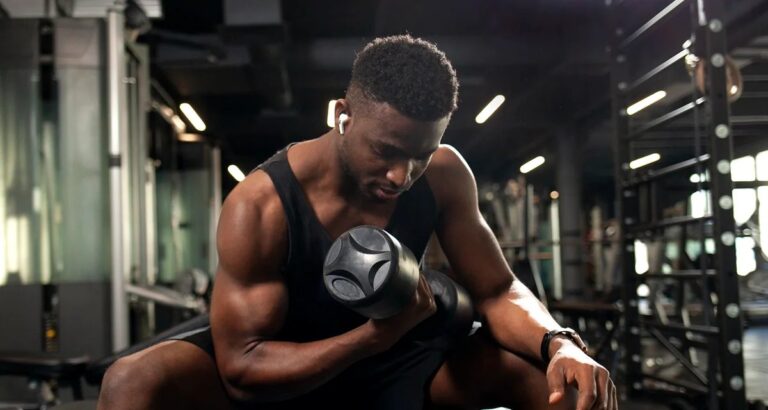 Iniciantes na musculação: ajuste de cargas e repetições é chave para evolução segura