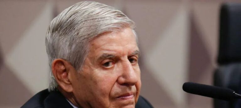 Perícia da Polícia Federal avalia saúde de Augusto Heleno nesta sexta-feira em Brasília