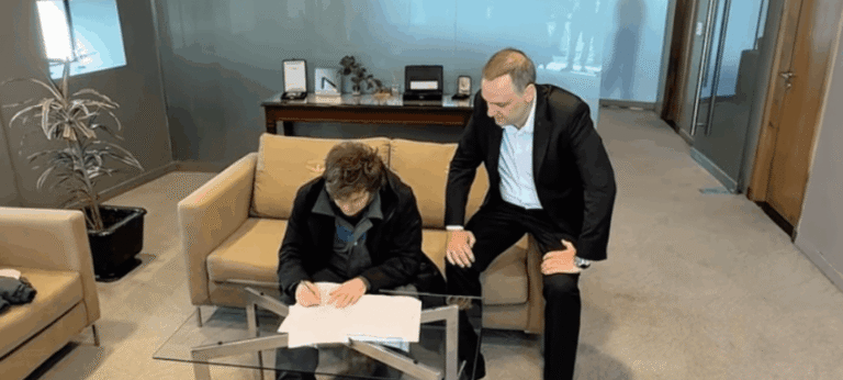 Milei encaminha ao Congresso proposta que altera leis trabalhistas na Argentina