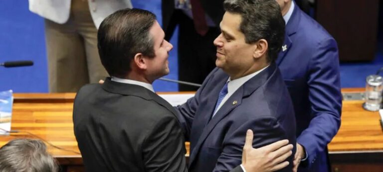 Motta e Alcolumbre discutem reação do Congresso após operação da PF