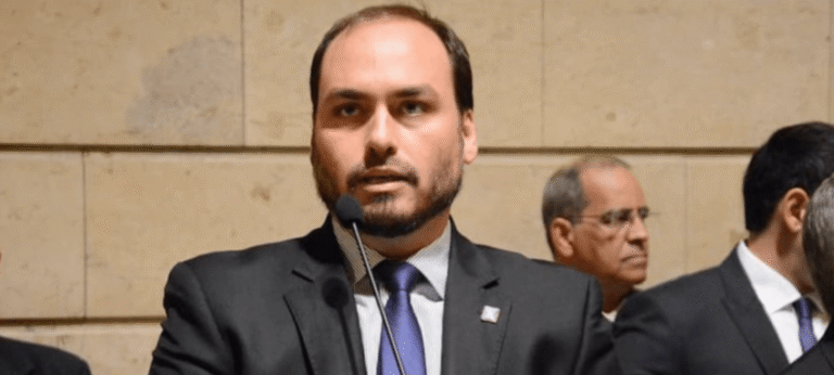 Carlos Bolsonaro confirma disputa ao Senado por Santa Catarina e provoca divisão na direita